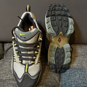 Size 7.5 Nike Air trail runner shoes